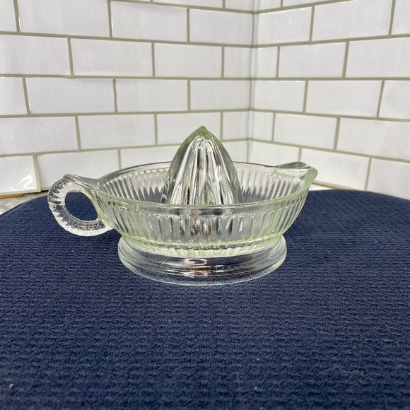 Vintage Clear Glass Hand Juicer Reamer Orange Lemon Citrus Juicer - Large - Picture 2 of 9